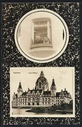 AK Hannover, Neues Rathaus, Paar am Fenster