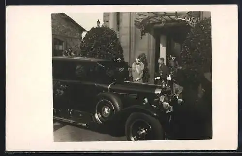 Foto-AK Auto, Königin von Belgien verlässt ein Hotel