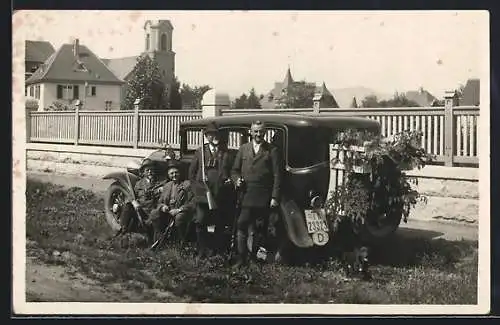 Foto-AK Auto mit Kennzeichen Th-23323, Jäger mit Dackel