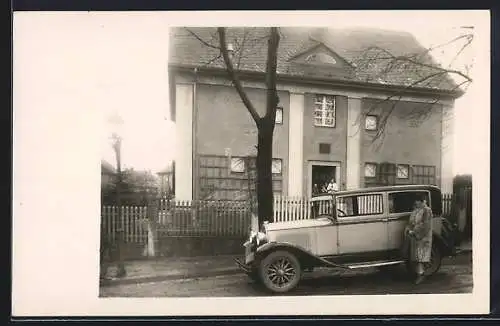 Foto-AK Chrysler Auto vor einem Haus, Dame im Pelzmantel