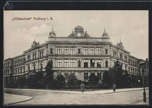 AK Freiburg i. B., Städtische Volksschule / Hildaschule mit Strassenkreuzung