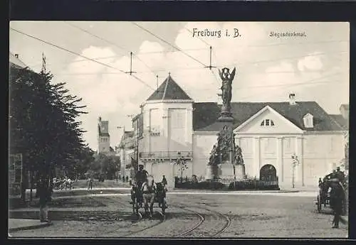 AK Freiburg i. B., Kaiserstrasse, Pferdekutsche vor dem Siegesdenkmal