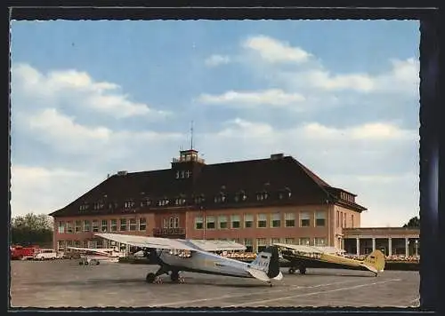 AK Flughafen Braunschweig, Flugzeuge vor dem Hauptgebäude