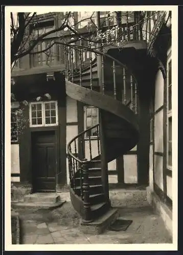 Foto-AK Deutscher Kunstverlag, Nr. 91: Braunschweig, Turnierstrasse 6, Wendeltreppe im Hof