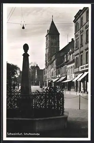 AK Schweinfurt, Schultestrasse mit Geschäften und Denkmal