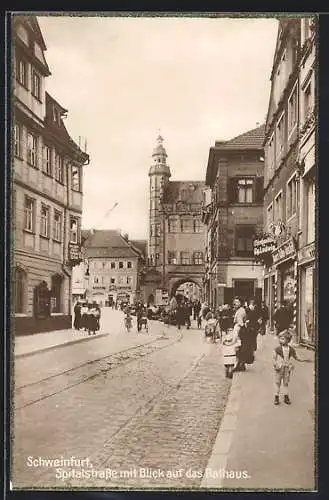 AK Schweinfurt, Spitalstrasse mit Blick auf das Rathaus und Passanten