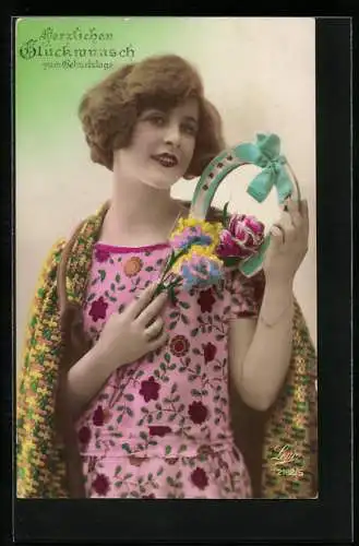 Foto-AK Lepo Nr. 2182 /5: Junge Dame mit einem Hufeisen, Geburtstagsgruss