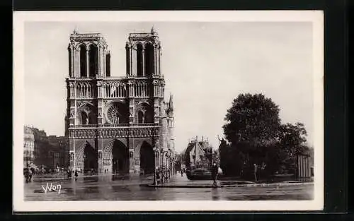 AK Paris, Le Parvis et la Facade de Notre-Dame