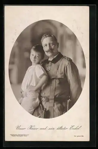 AK Kaiser Wilhelm II. in Uniform umarmt seinen ältesten Enkel