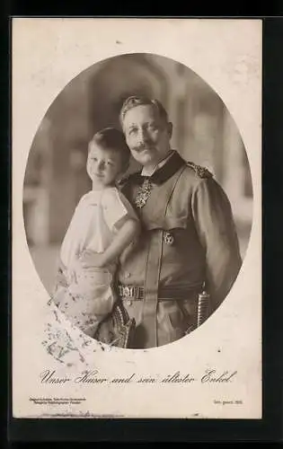 AK Kaiser Wilhelm II. in Uniform umarmt seinen ältesten Enkel