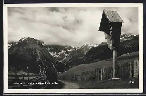 AK Obernberg am Brenner, Kriegerdenkmal mit Berglandschaft