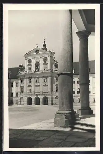 AK Kremsmünster, Blick von der Kirche zum inneren Stiftportal