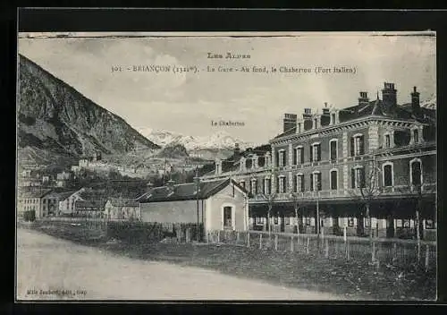 AK Briancon, La Gare, Au fond, le Chaberton, Bahnhofsgebäude mit Chaberton