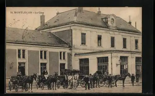 AK Montlucon, Kutschen vor dem Bahnhof