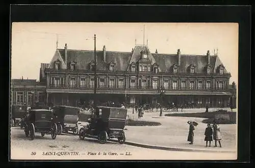 AK Saint-Quentin, Place de la Gare, Bahnhofsplatz mit Autos