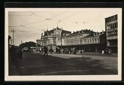 AK Brünn / Brno, Passanten vor dem Bahnhof