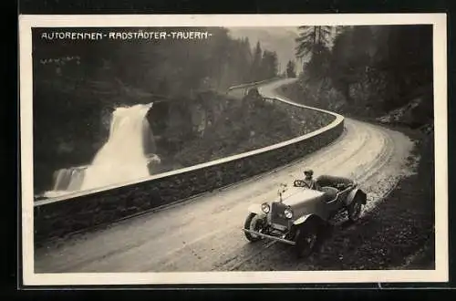 Foto-AK Auto Ansaldo (192?), Frau im KFZ am Wegesrand auf der Rennstrecke Radstädter-Trauern