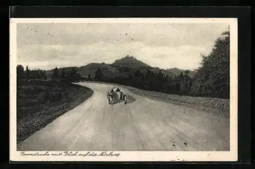 AK Rennauto nach einer Kurve auf dem Nürburgring, Blick auf die Nürburg