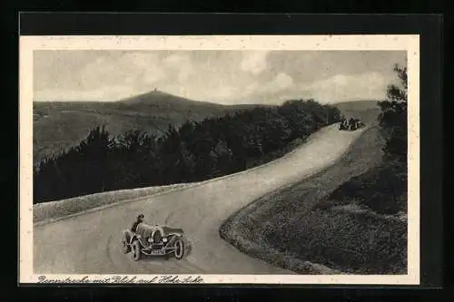 AK Zwei Rennwägen auf der Nürburgring-Strecke mit Blick auf die Hohe Acht, Autorennen