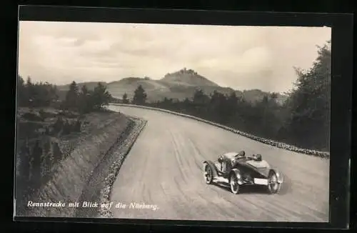 AK Rennauto, Rennstrecke auf dem Nürburgring mit Blick auf die Nürburg, Autorennen