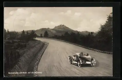 AK Rennauto auf dem Nürburgring, Rennstrecke mit Blick auf die Nürburg, Autorennen