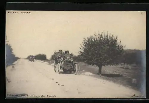 Foto-AK Auto auf einer Landstrasse