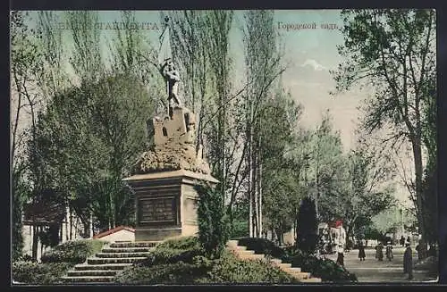 AK Taschkent, Denkmal im Stadtgarten mit Spaziergängern