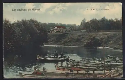 AK Moskau, Boote auf dem Fluss Uda mit Dorf im Hintergrund