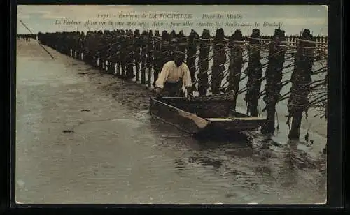 AK Rochelle, Pêche des Moules, Le Pêcheur glisse sur la vase aavec un Acon pour aller récolter les moules