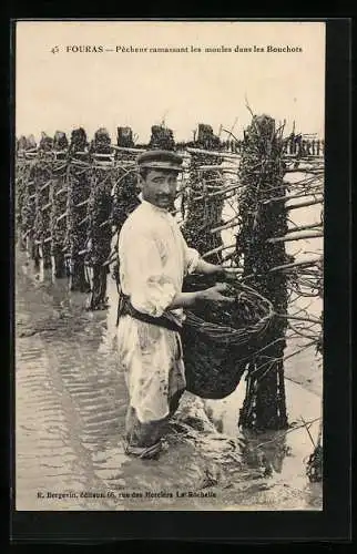 AK Fouras, Pêcheur ramassant les moules dans les Bouchots