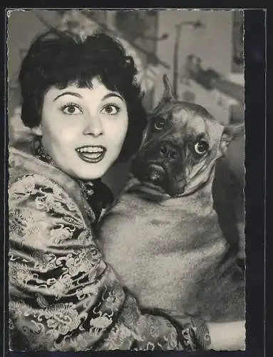 AK Schauspielerin Elma Karlowa mit einem Hund