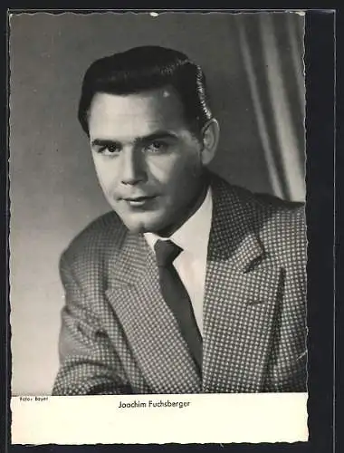 AK Schauspieler Joachim Fuchsberger im Anzug mit ernsten Blick schauend