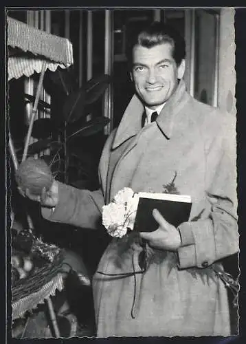 AK Schauspieler Jean Marais im Mantel mit Kokosnuss