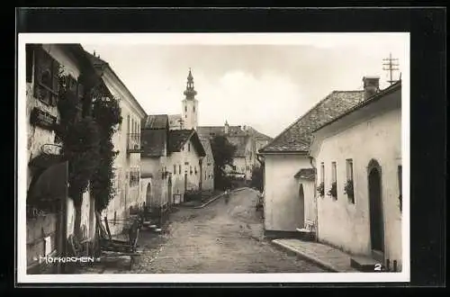 AK Hofkirchen /Mühlkreis, Strassenpartie im Ort mit Blick zur Kirche