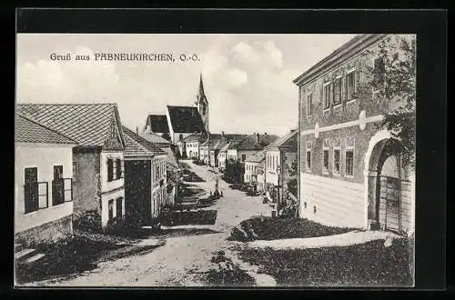 AK Pabneukirchen /O.-Ö., Strassenpartie mit Blick zur Kirche