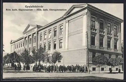 AK Gyulafehérvár, Römisch katholisches Obergymnasium, Schüler vor dem Gebäude