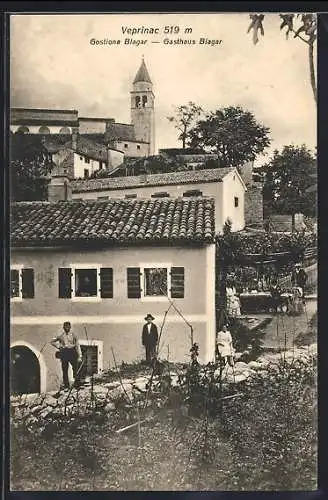 AK Veprinac, Gasthaus Blagar, im Hintergrund die Kirche