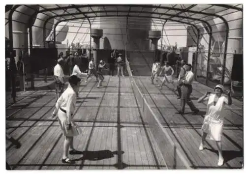 Fotografie Cornelius Schmidt, Berlin, Reisegäste spielen Ringtennis auf einem Dampfer