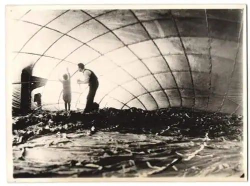 Fotografie Keystone View Co., Berlin, Vater mit seinem Sohn im inneren eine Ballon, Heiluftballon prüfen Löscher