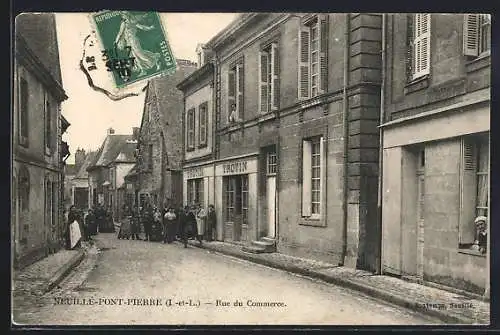 AK Neuillé-Pont-Pierre, Rue du Commerce animée avec des passants devant la boutique