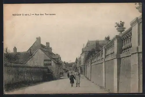 AK Noizay, Rue des Terrasses avec enfants marchant devant des bâtiments et un mur en pierre