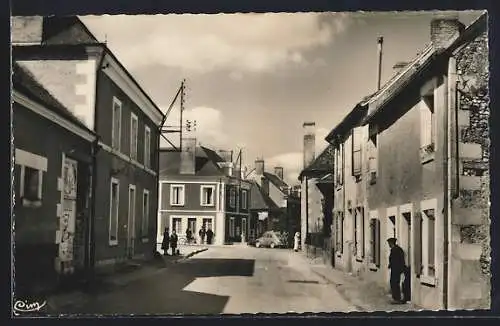 AK Nouans-les-Fontaines, Le Bourg avec des passants et des voitures dans la rue