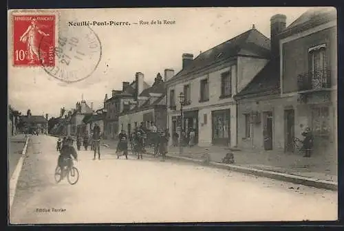 AK Neuillé-Pont-Pierre, Rue de la Roue avec cycliste et passants