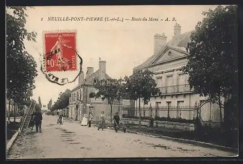 AK Neuilé-Pont-Pierre, Route du Mans avec des passants et des bâtiments historiques