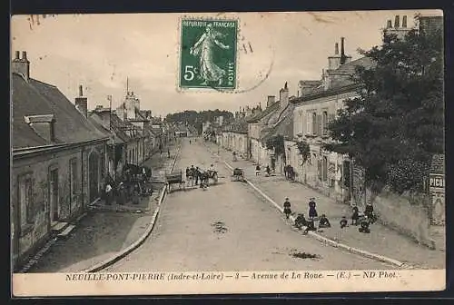 AK Neuilé-Pont-Pierre, Avenue de La Route avec des charrettes et des habitants dans la rue