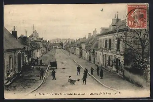 AK Neuilé-Pont-Pierre, Avenue de la Route avec habitants et charrette