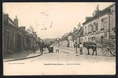 AK Neuillé-Pont-Pierre, Rue de la Roue avec chevaux et charrettes