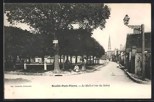 AK Neuillé-Pont-Pierre, Le Mail et rue du Sabot