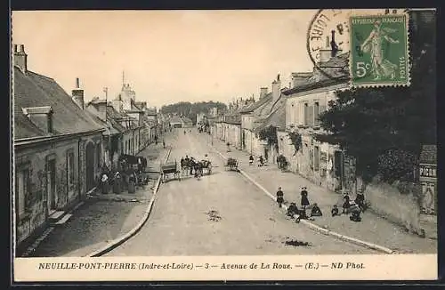 AK Neuille-Pont-Pierre, Avenue de La Roue avec des habitants et des charrettes