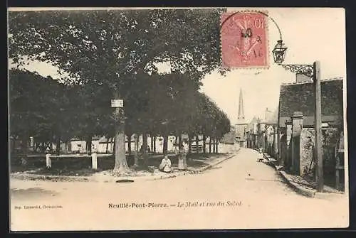 AK Neuillé-Pont-Pierre, Le Mail et rue du Sabot